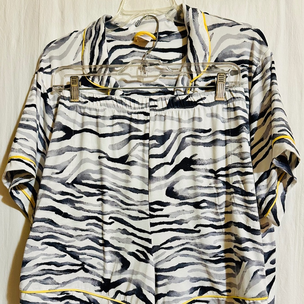 Secret Treasures zebra print pj short set